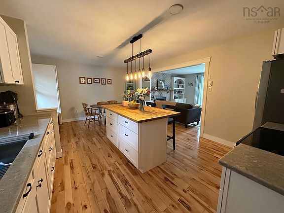 3rd image of 4 Maple Cres