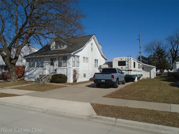 27736 Elmdale St, Saint Clair Shores, MI 48081