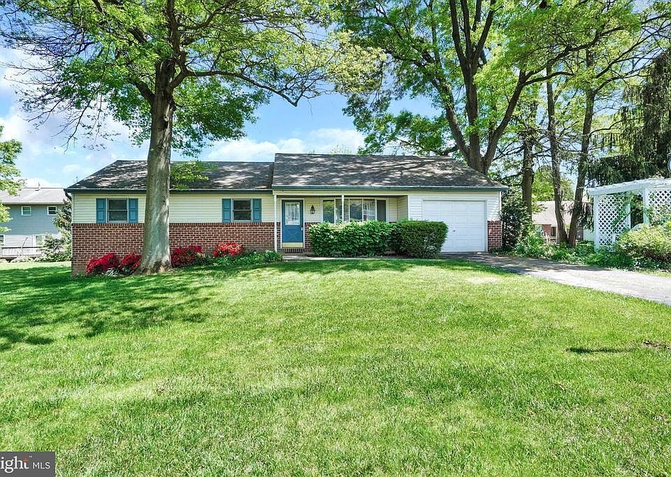 1st image of 15 Dogwood Ln