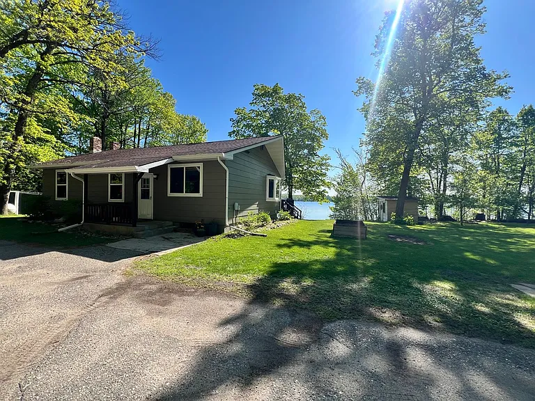 1926 Island View Dr NE — Photo 1
