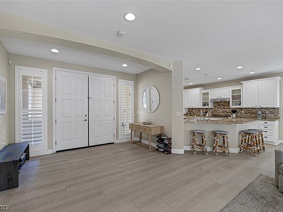 5th image of 935 Serena Veneda Ln