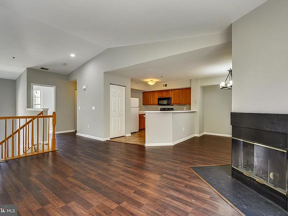 5th image of 60 Sandstone Ct APT J