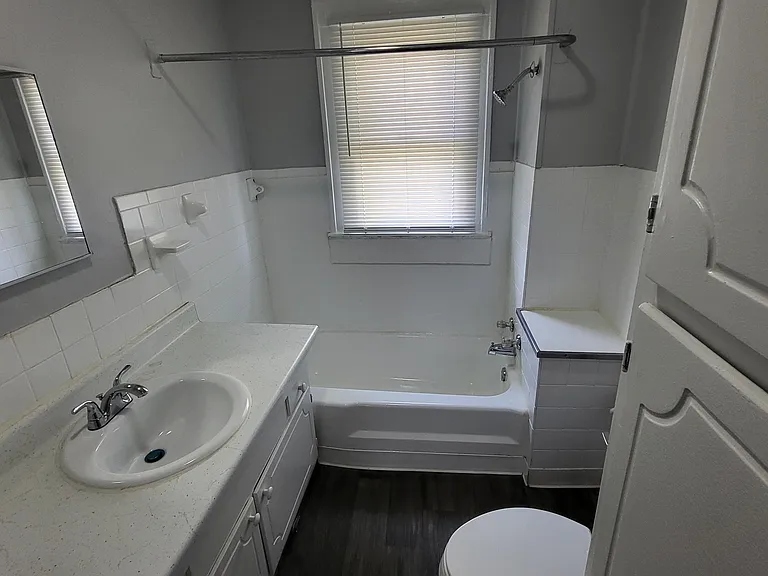 1527 N Chester Ave — Photo 14