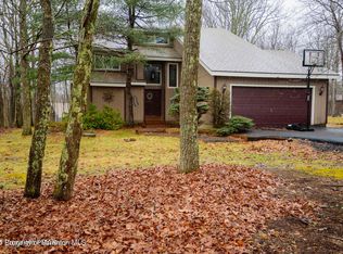 256 Oakenshield Dr, Tamiment, PA 18371