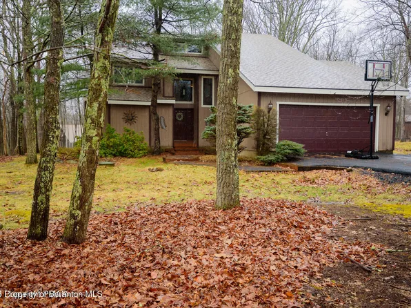 256 Oakenshield Dr, Tamiment, PA 18371