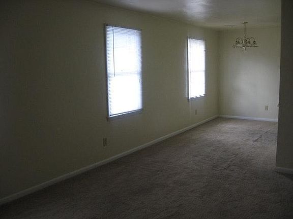 5th image of 4132 Queenswood Dr APT A