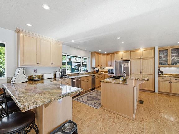 4th image of 5408 Hessel Avenue