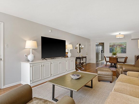 4th image of 4400 Poplar Ave APT 5