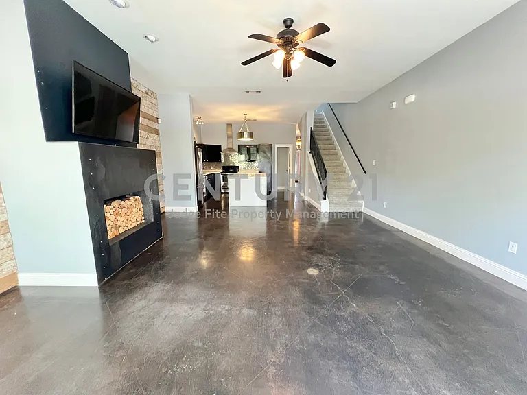 1813 S Ervay St — Photo 5