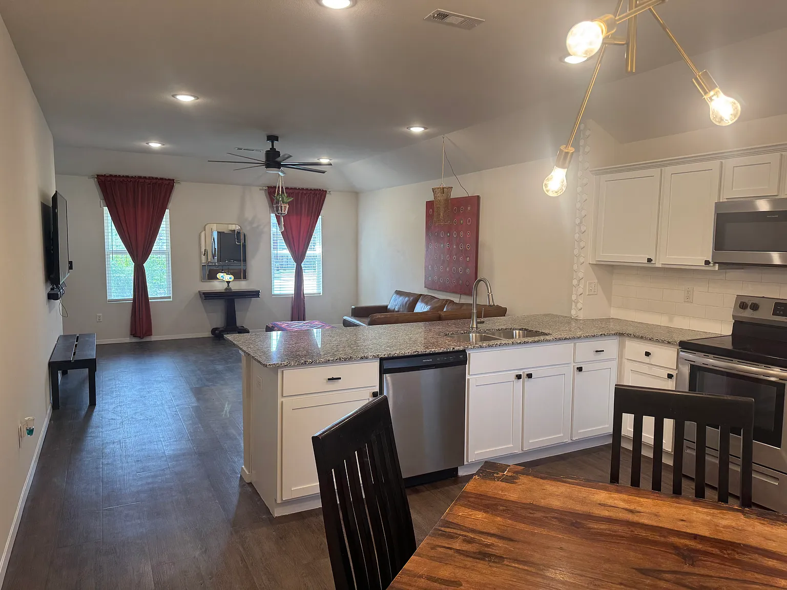3 bed, 1337 sqft, $1,900 — Photo 4
