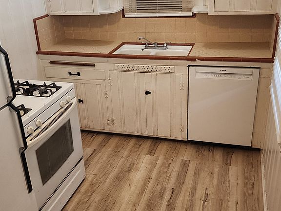 4th image of 2427 1/2 Andreo Ave