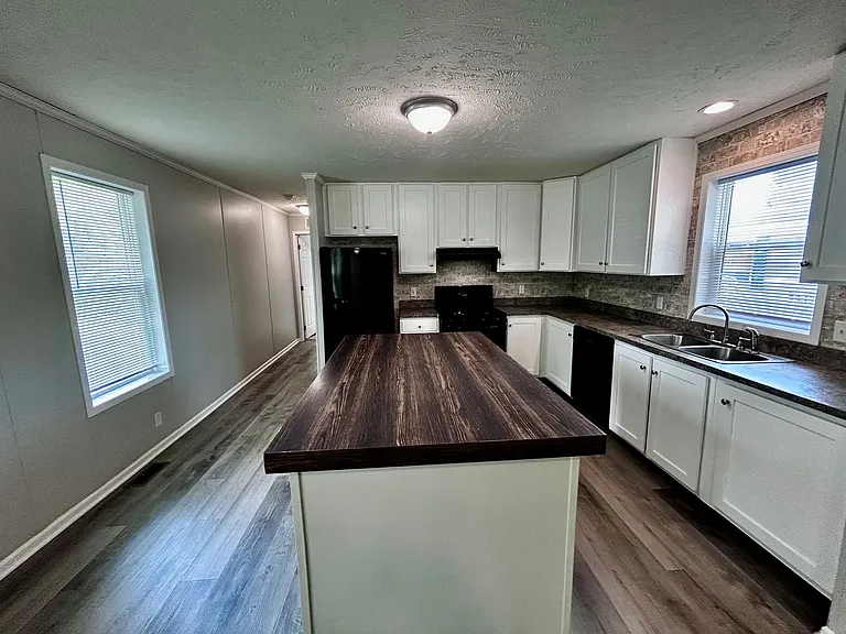 Hickory Knoll — Photo 37