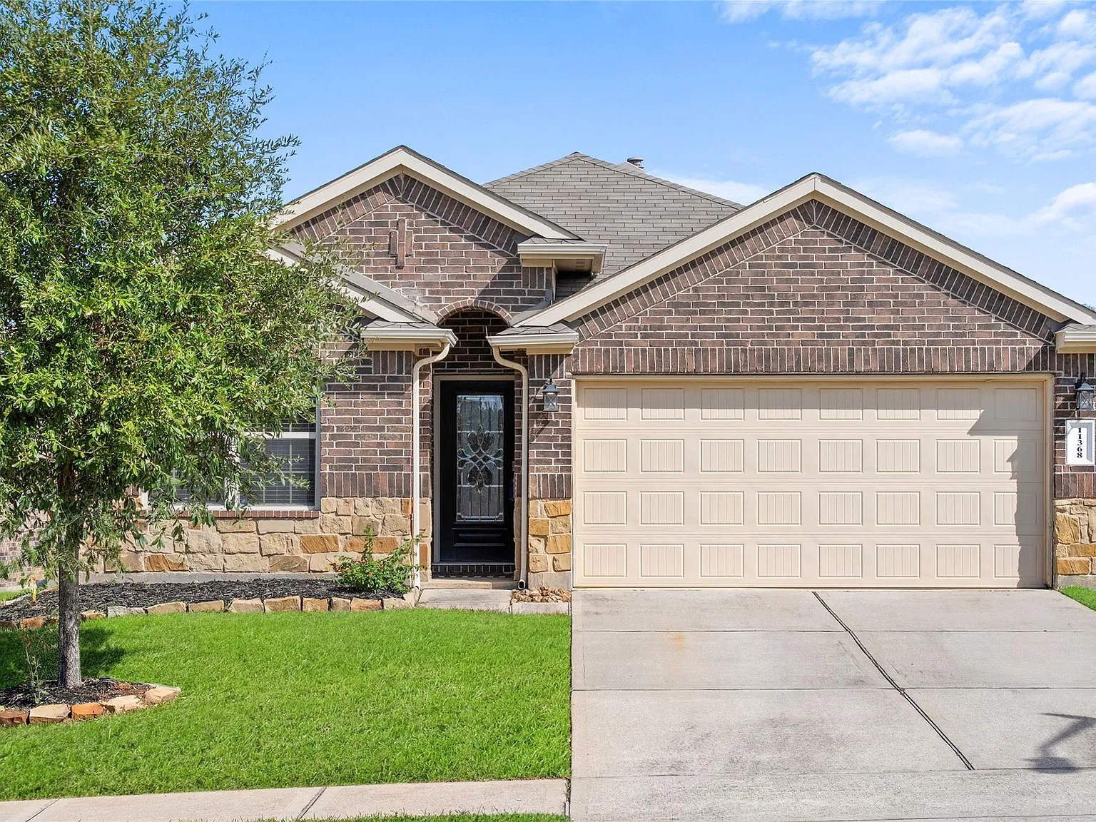 4 bed, 2.0 bath, 1885 sqft, $2,600 — Photo 2
