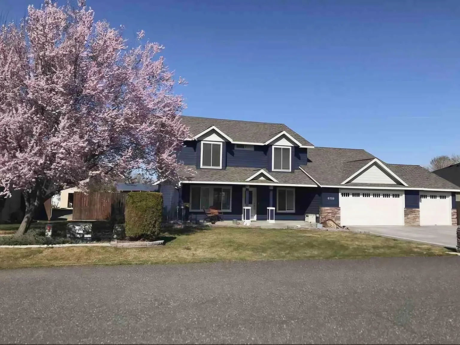 4 bed, 2.5 bath, 2150 sqft, $6,500 — Photo 2