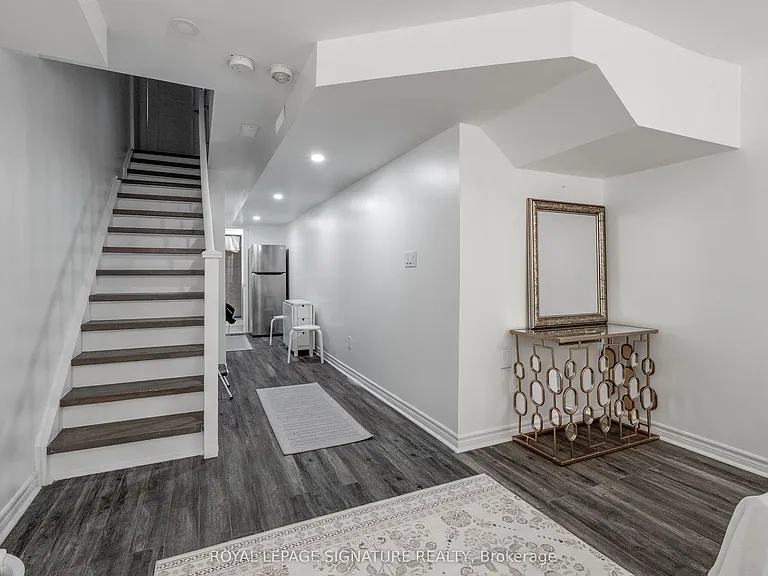 14 Queen Mary Ct — Photo 29