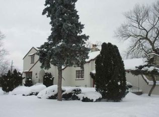8 Calleview Dr, La Grange, IL