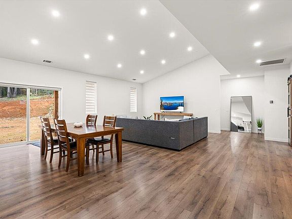 5th image of 425 Bonnie Ln