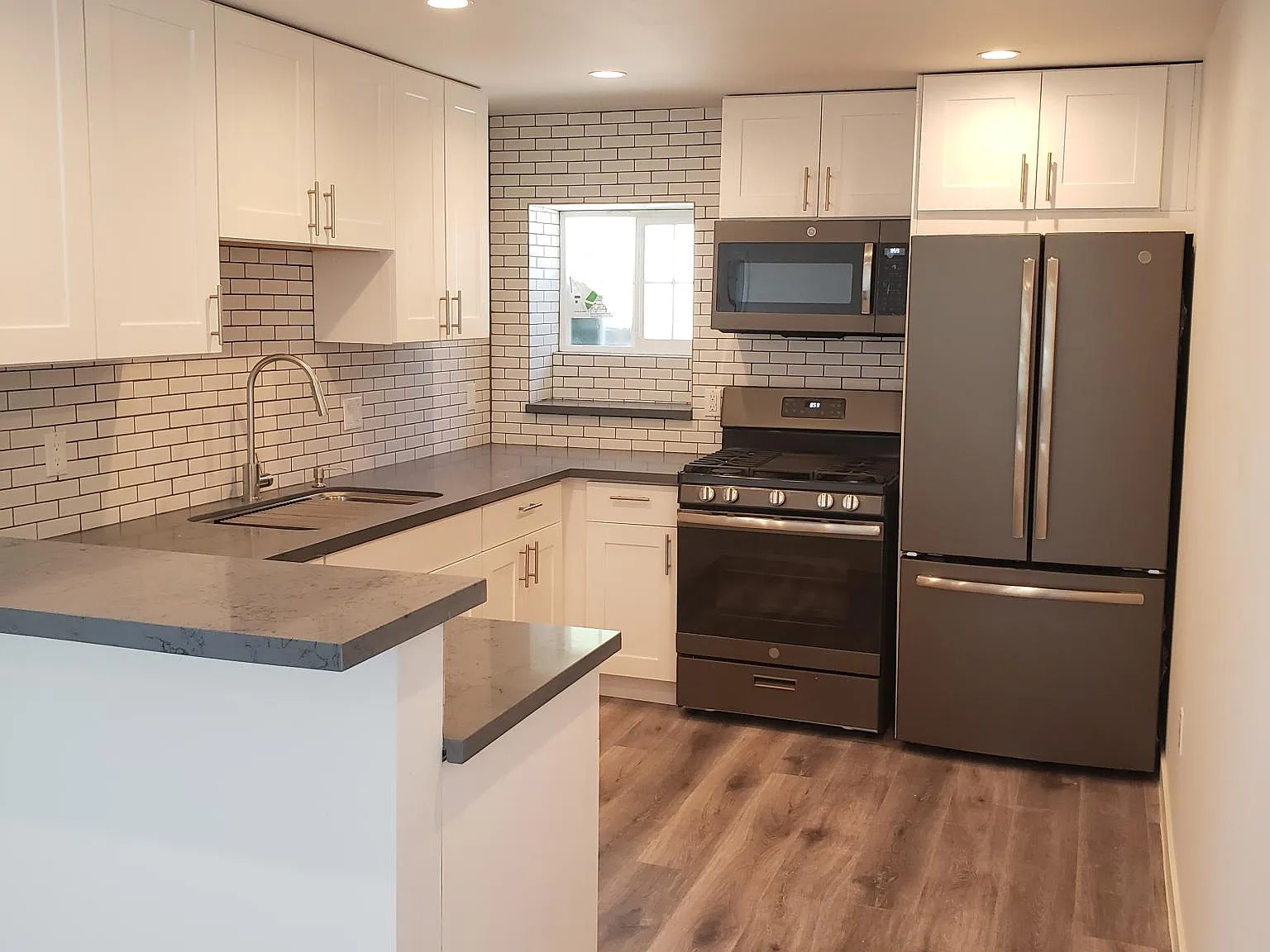 202 Bentley Cir — Photo 2