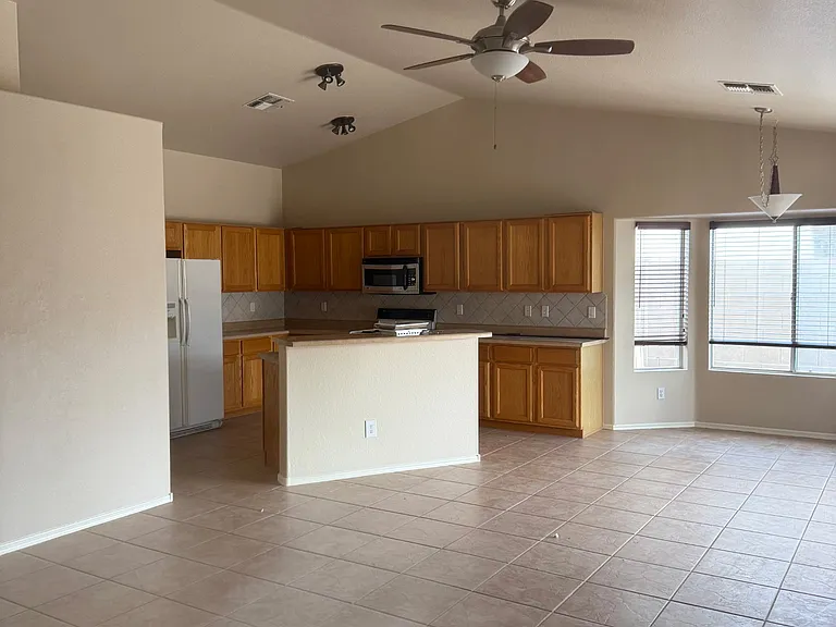 2601 W Camino Del Medrano — Photo 2