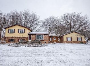 9288 Highland Dr, Grosse Ile, MI 48138