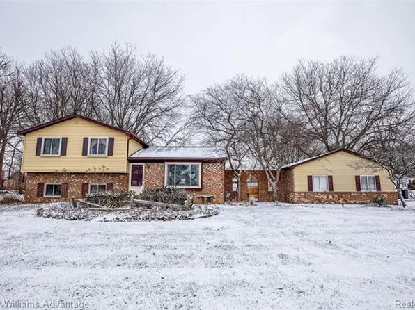 9288 Highland Dr, Grosse Ile, MI 48138