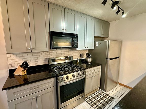3rd image of 1621 City View Dr