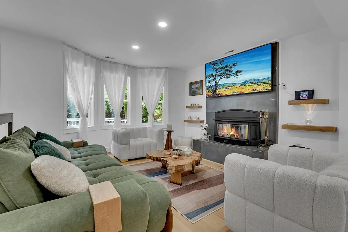 4 bed, 3.0 bath, 2949 sqft, $3,500 — Photo 2
