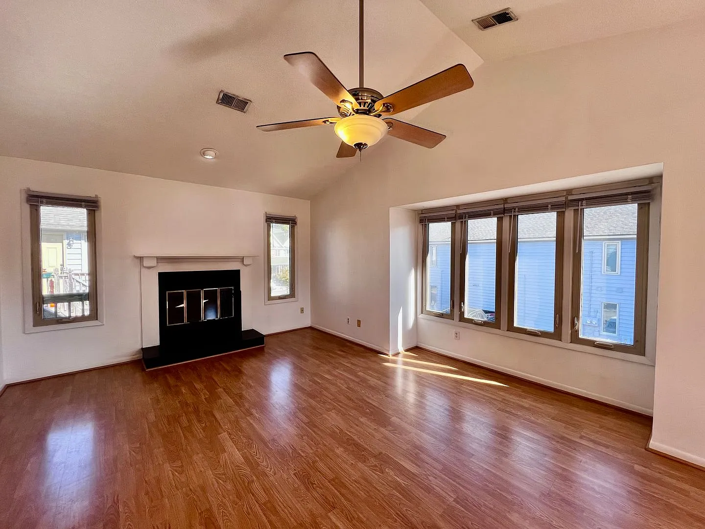 2 bedroom, 2 bathroom home — Photo 3