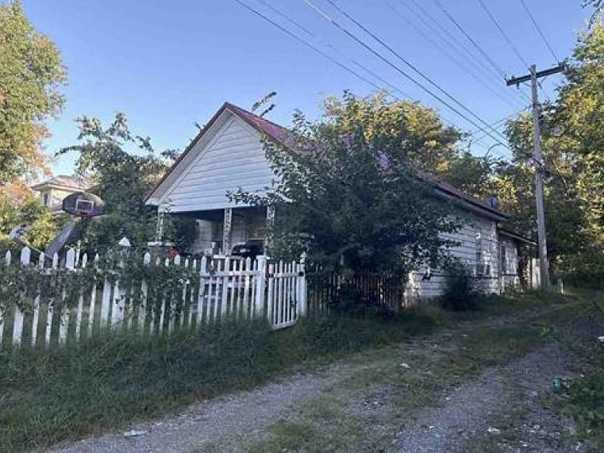 2nd image of 1508 Callahan St