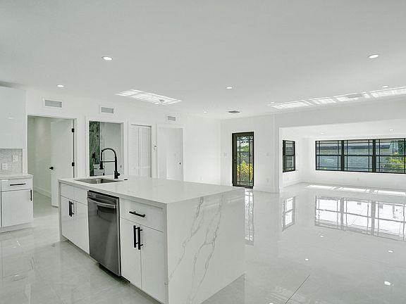5th image of 3234 Taft Street