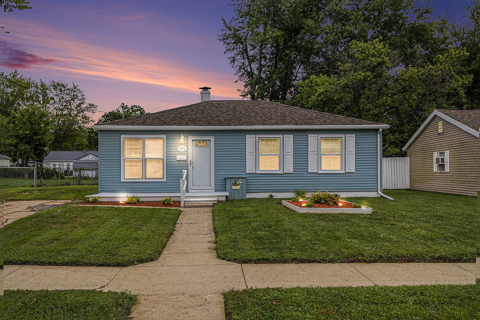 1018 Hall St photo 1