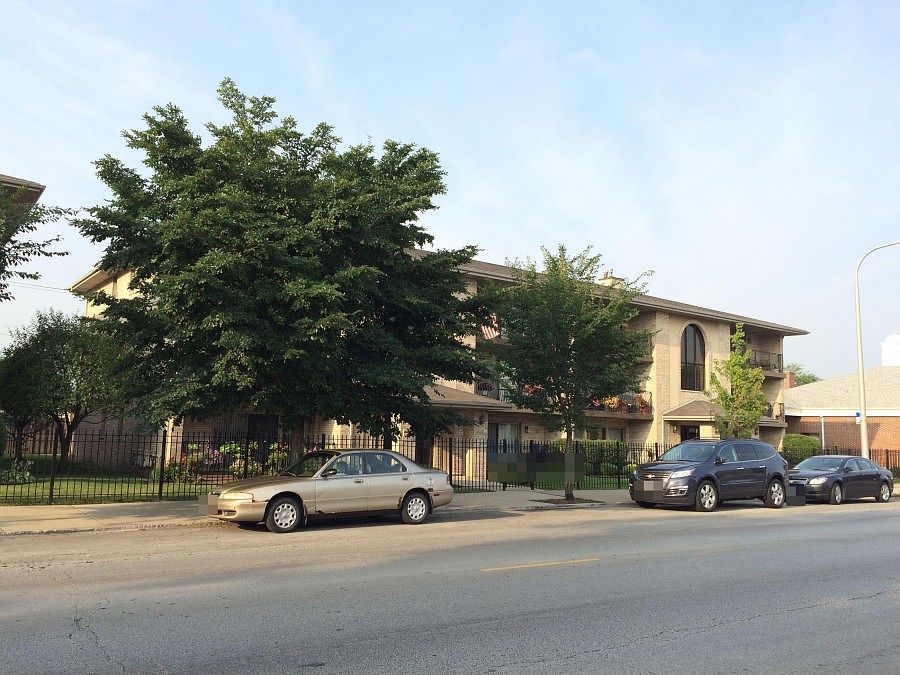 2nd image of 6331 W 63rd St Unit 1A