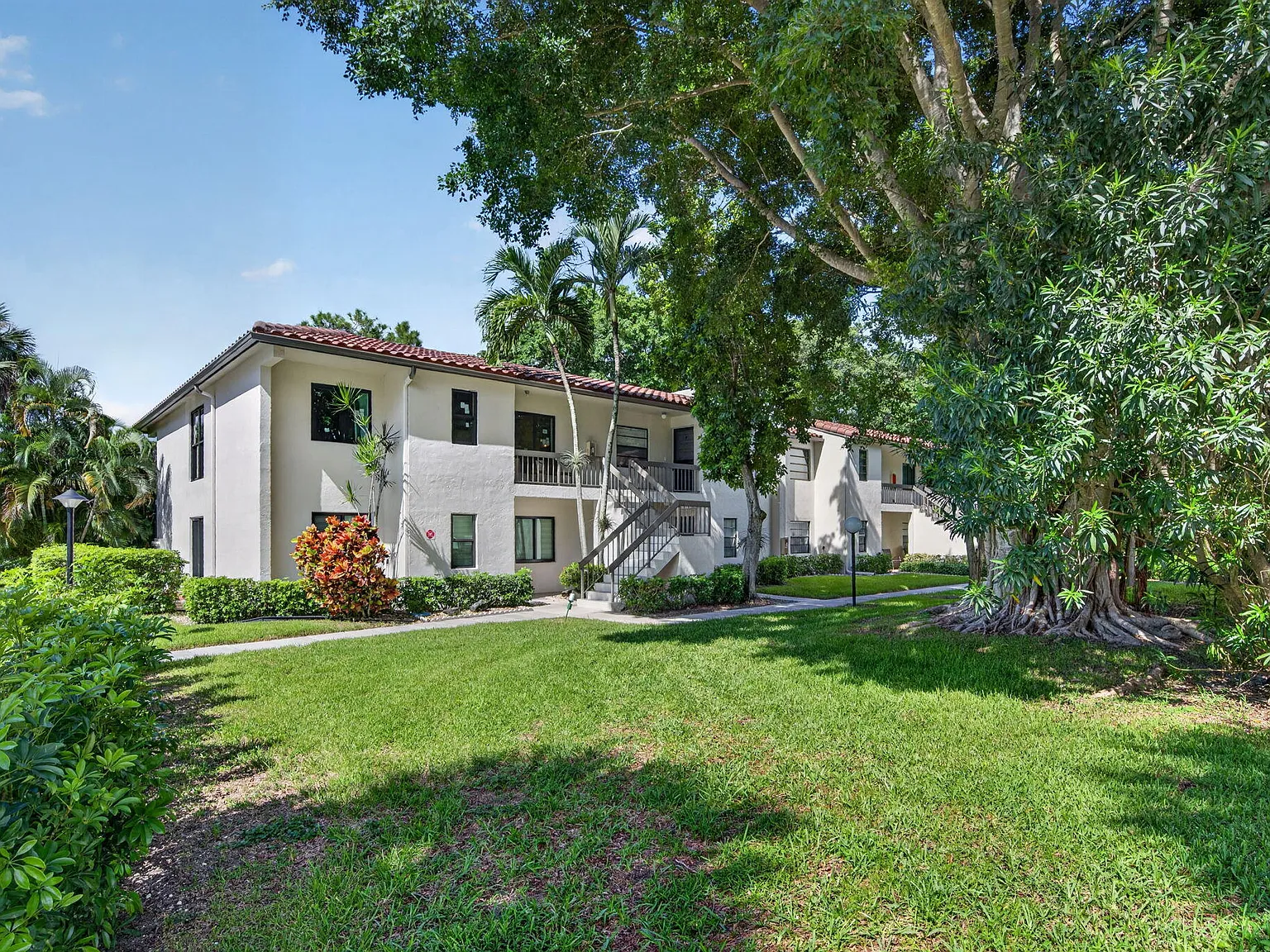 2 bed, 2.0 bath, 1216 sqft, $2,300 — Photo 2