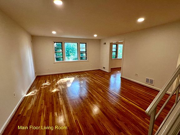 4th image of 5311 Pooks Hill Rd #407