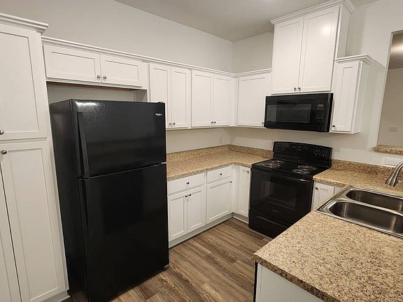 4th image of 301 E Goodman St