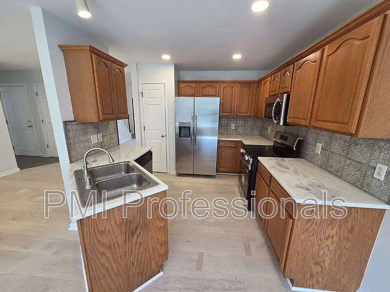 3 bed, 2.5 bath, 1893 sqft, $2,299 — Photo 4