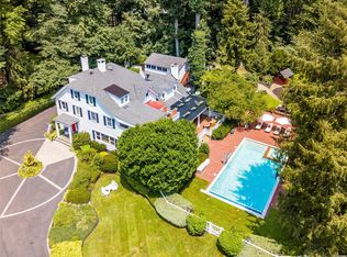 10 Bancroft Ln, Great Neck, NY 11024