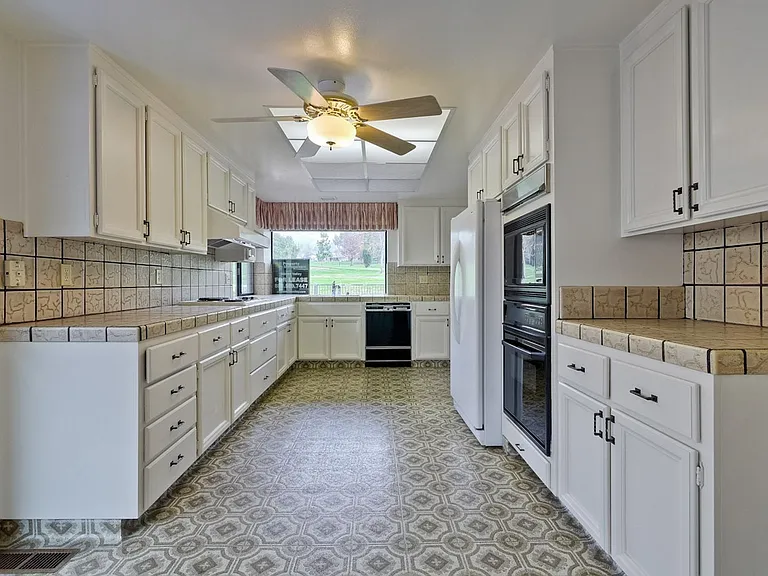 8224 Claret Ct — Photo 16