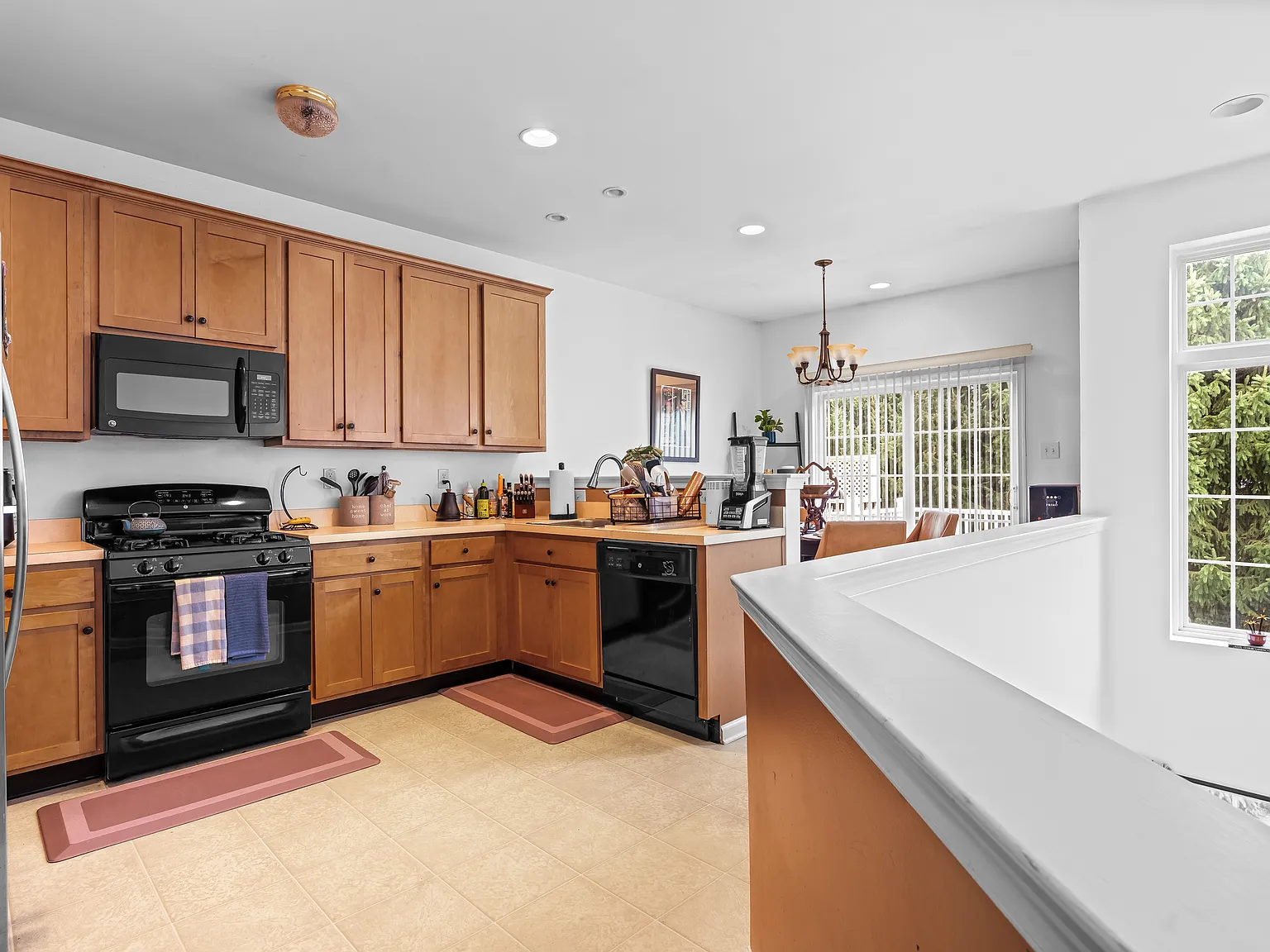 3 bed, 2.5 bath, 1800 sqft, $2,500 — Photo 4