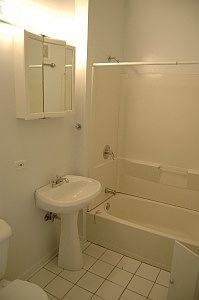 4th image of 4406 N Broadway St