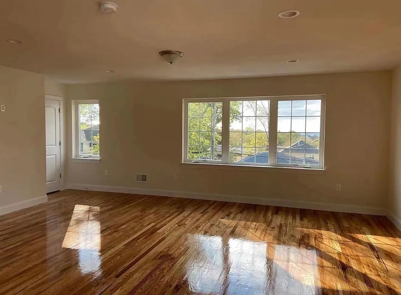3 bed, 1300 sqft, $3,100 — Photo 3