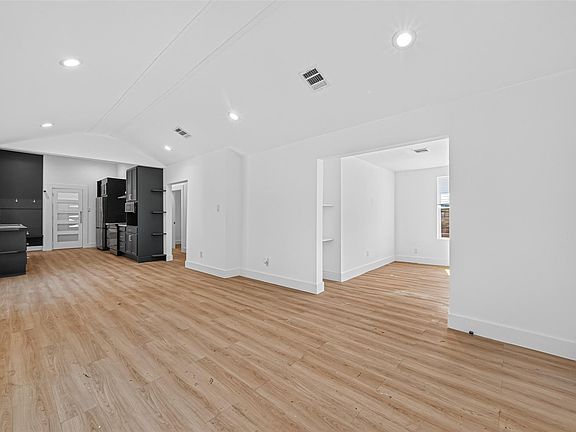 5th image of 404 E 37th St