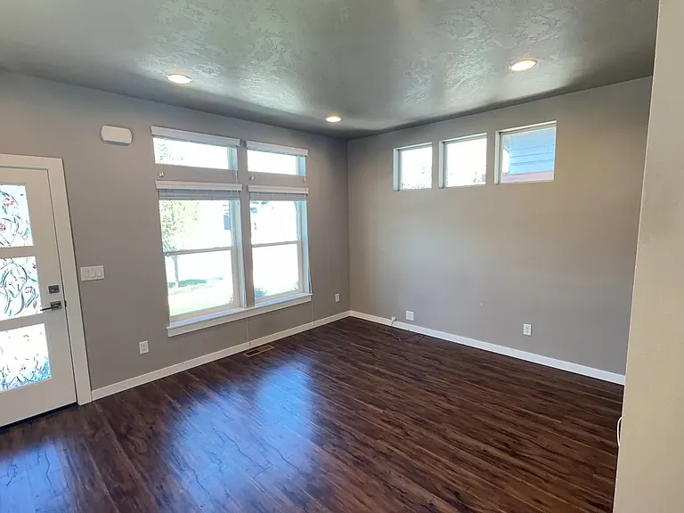 2988 NE Roxy Pl — Photo 4