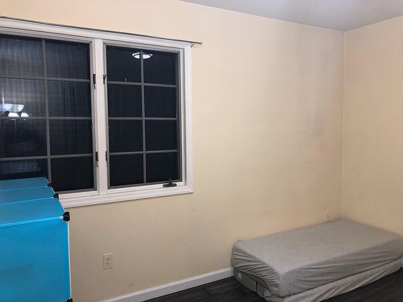 5th image of 166 Surrey Ct Unit 166