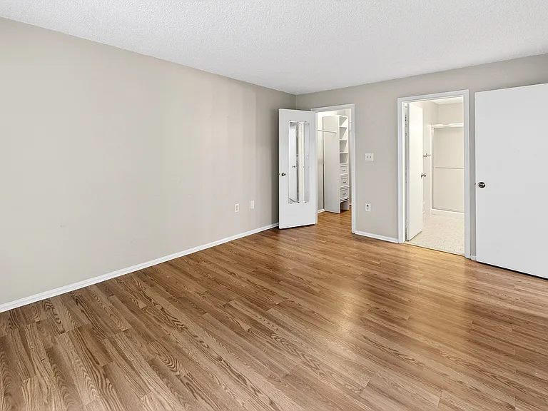 Primary bedroom en suite fits king size funiture