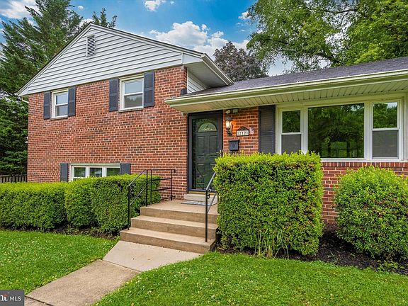 3rd image of 12121 Hunters Ln