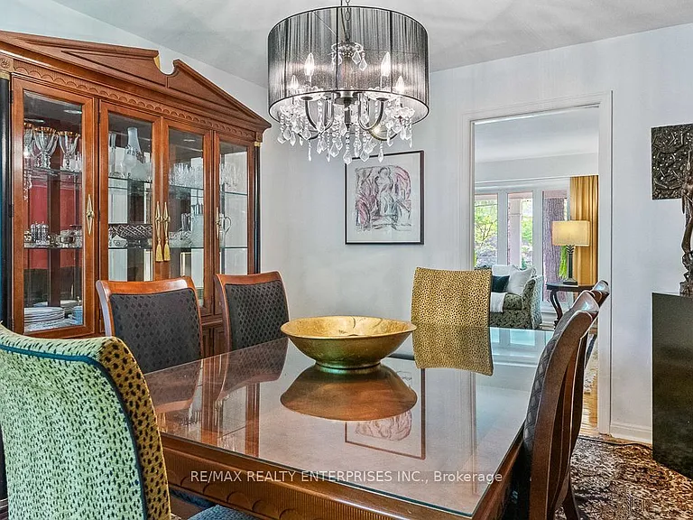 1373 Queen Victoria Ave — Photo 12