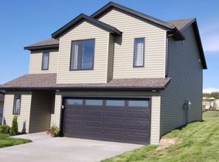 630 Strafford Dr, Zumbrota, MN 55992