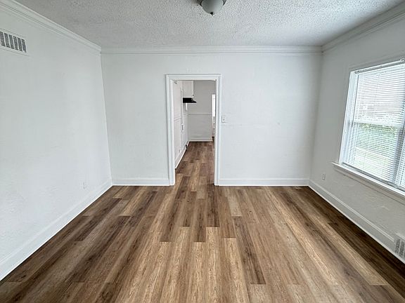 5th image of 991 Terry Cir