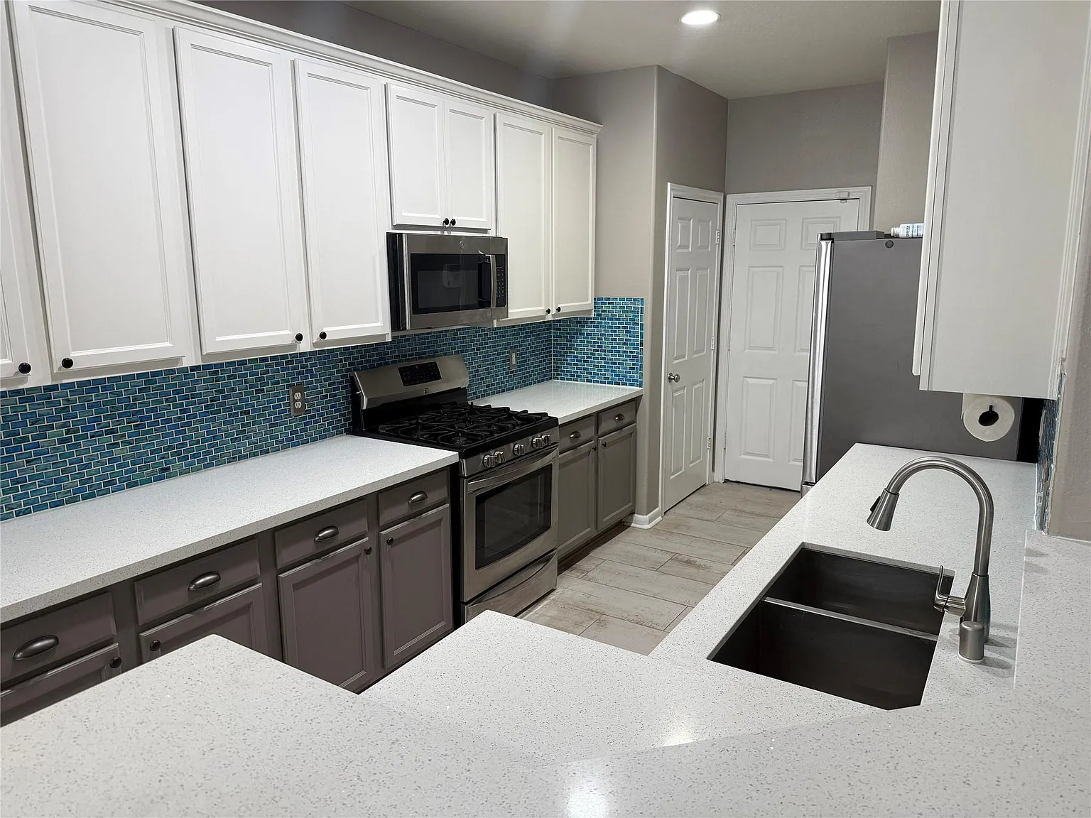 3 bed, 2.5 bath, 1702 sqft, $2,300 — Photo 3